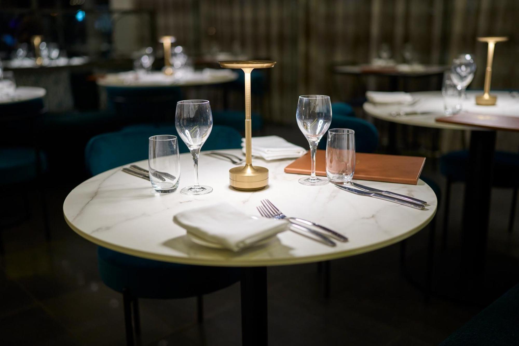 Fraser Suites Perth Bagian luar foto A table at the restaurant